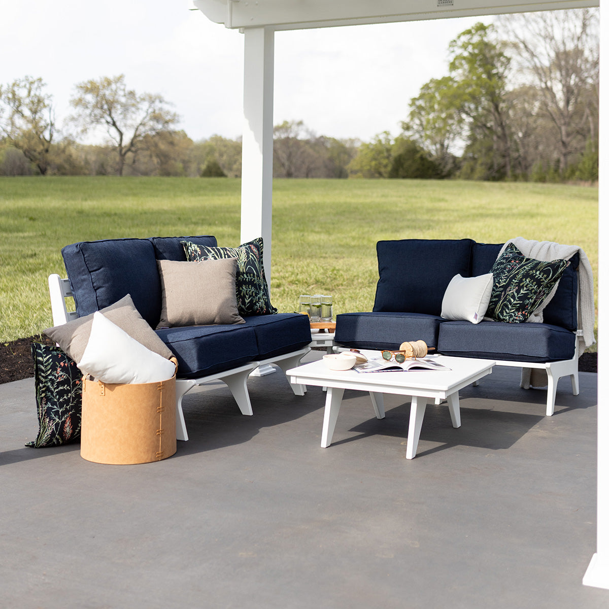 Berlin Gardens Hartley Loveseat, lifestyle photo 2