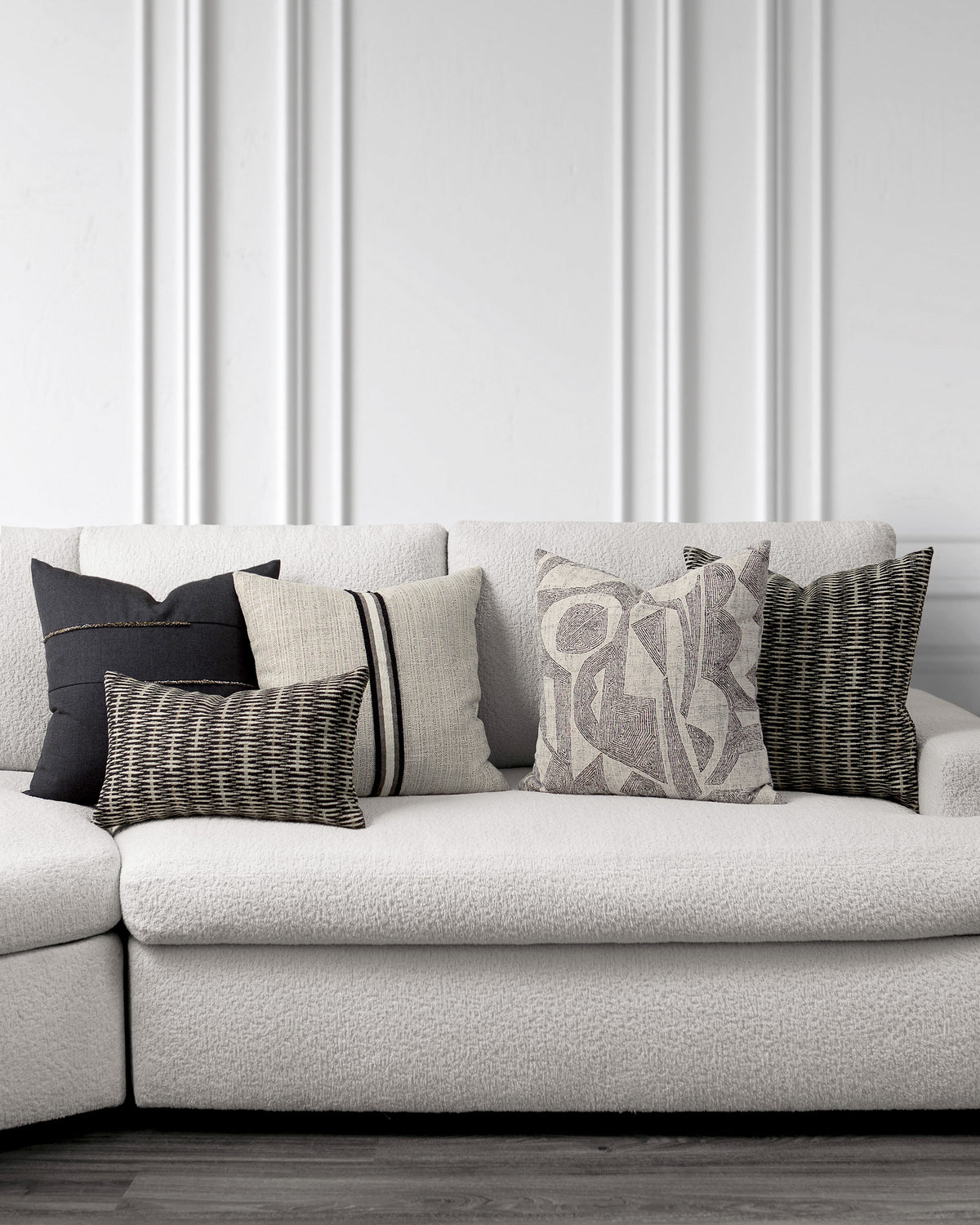 Elaine Smith Ebony 5-pillow outdoor pillow set, beige and ivory
