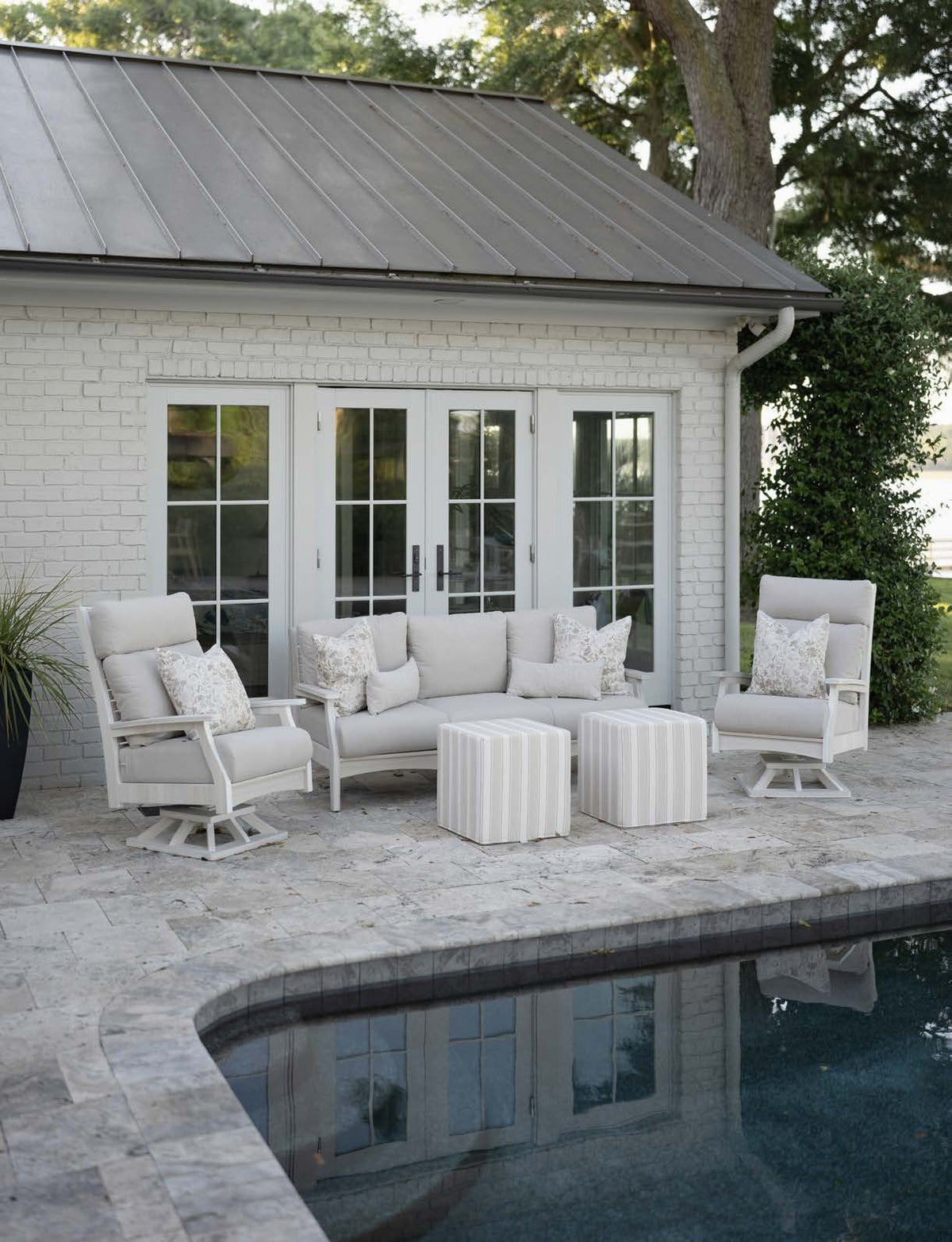 Berlin Gardens Classic Terrace End Table