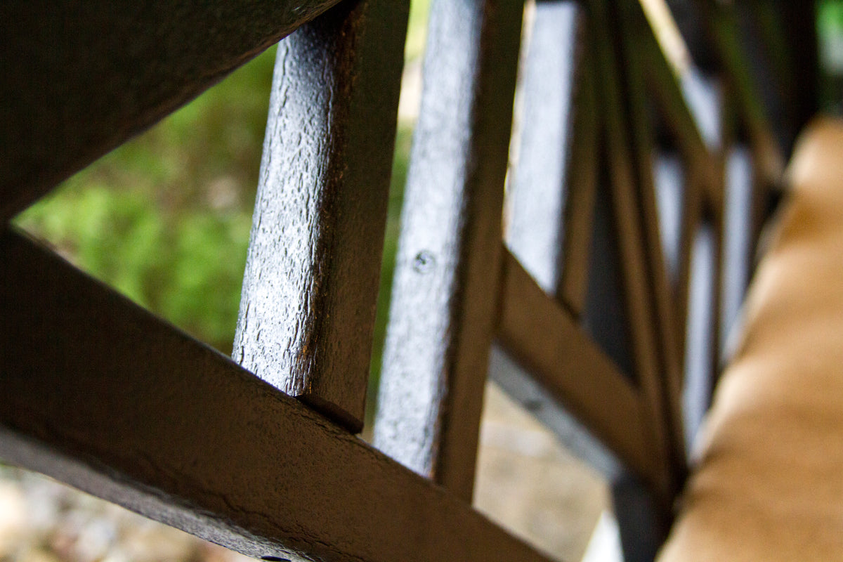 Third feature close-up of the POLYWOOD Chippendale 48" Bench in Black