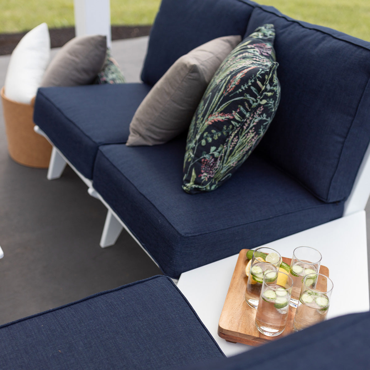 Berlin Gardens Hartley Loveseat, lifestyle photo 3
