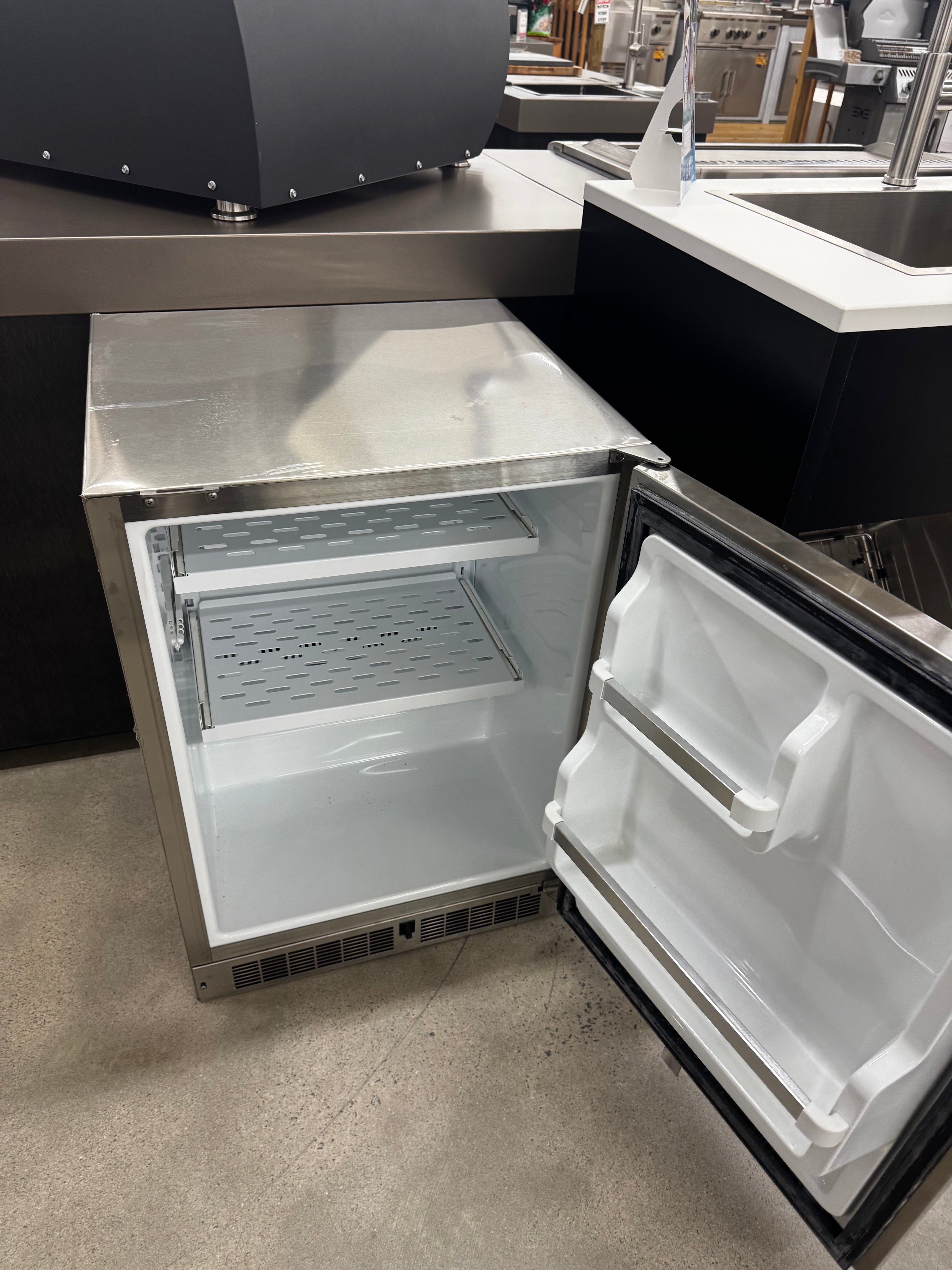 Twin Eagles Outdoor Refrigerator