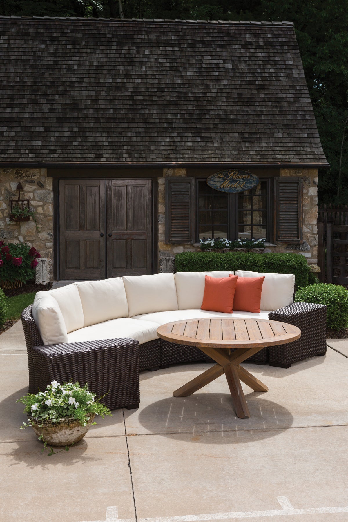 Lloyd Flanders Mesa Curved Sofa Sectional, lifestyle photo 4