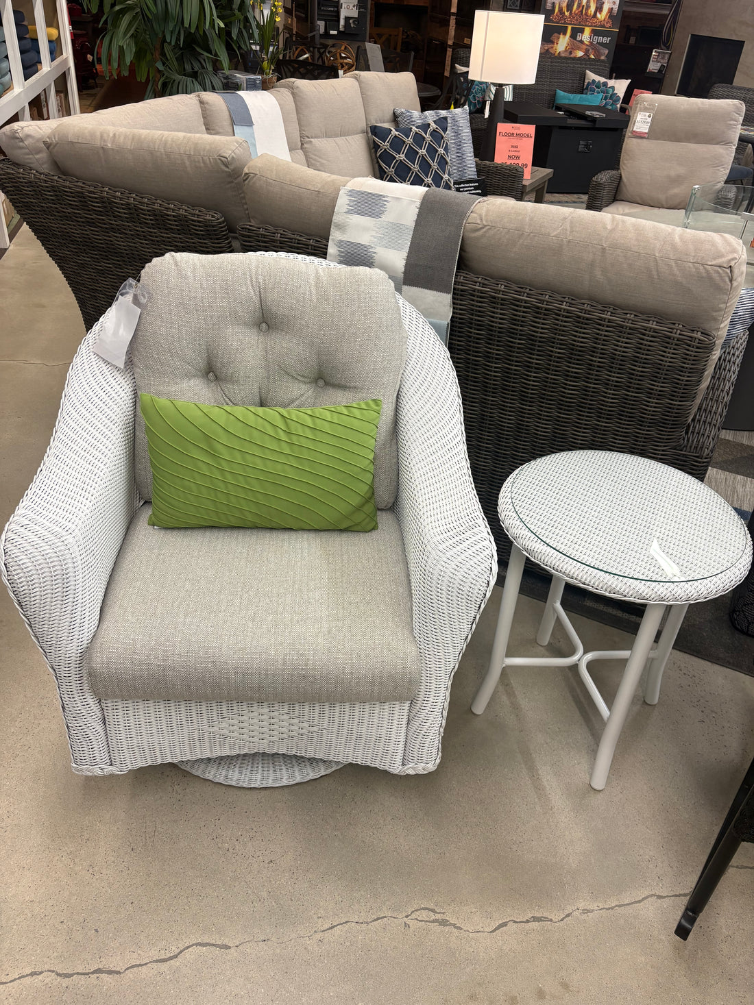 Lloyd Flanders Reflections Swivel Chair &amp; End Table