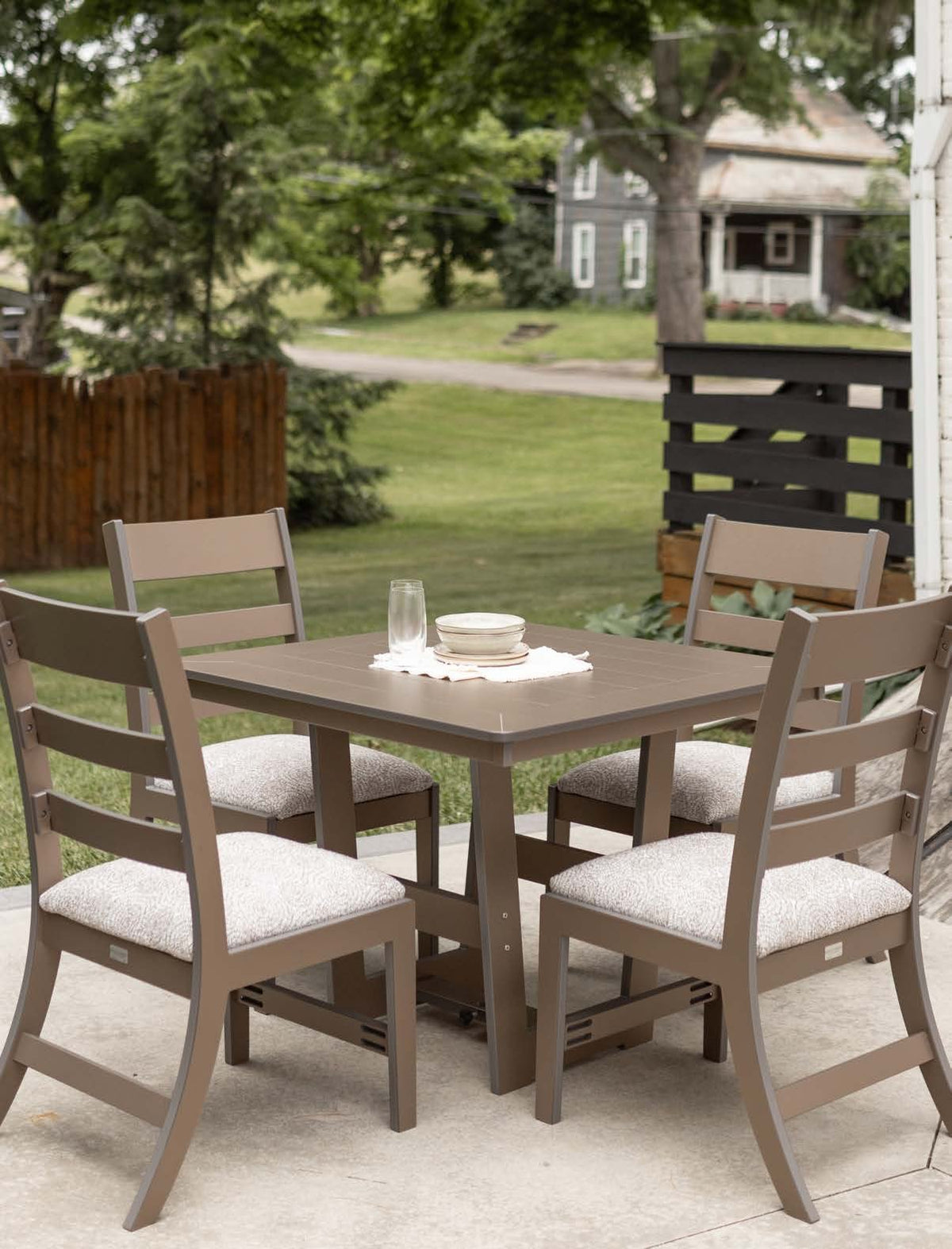 Berlin Gardens Hudson 40" x 40" Square Table