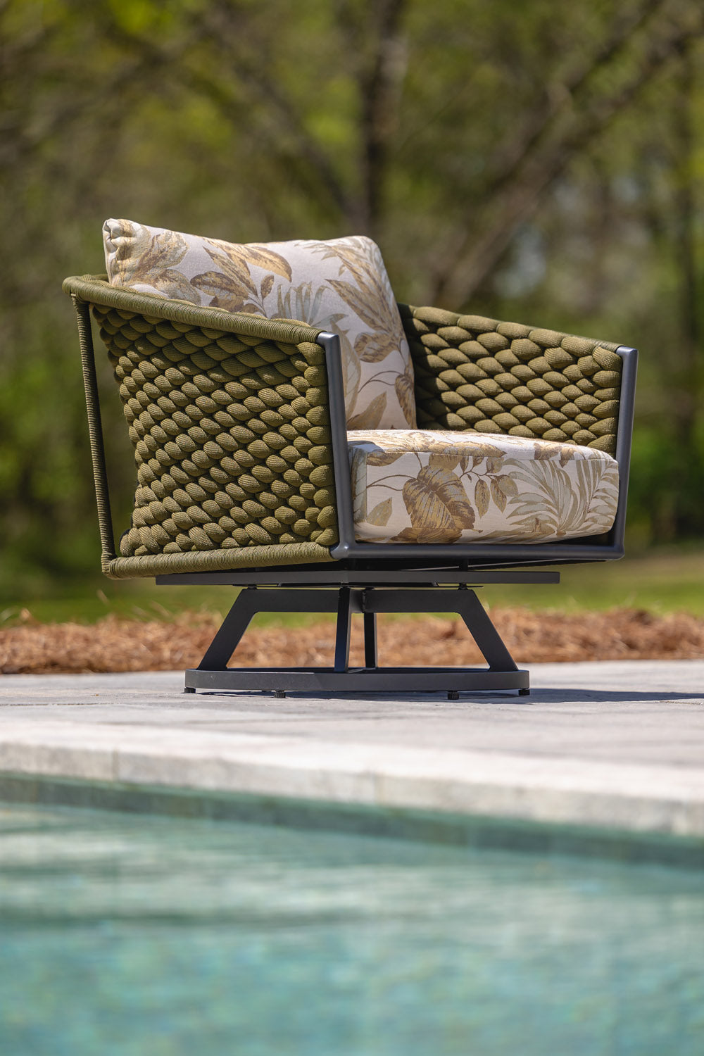 Lloyd Flanders Escape Swivel Lounge Chair, lifestyle photo 3