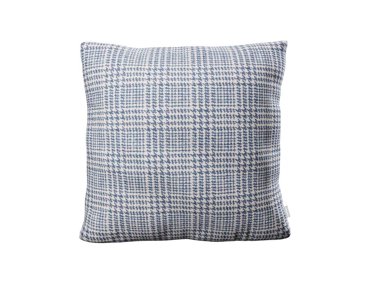 POLYWOOD 22" Outdoor Throw Pillow in Houndstooth Sky Blue