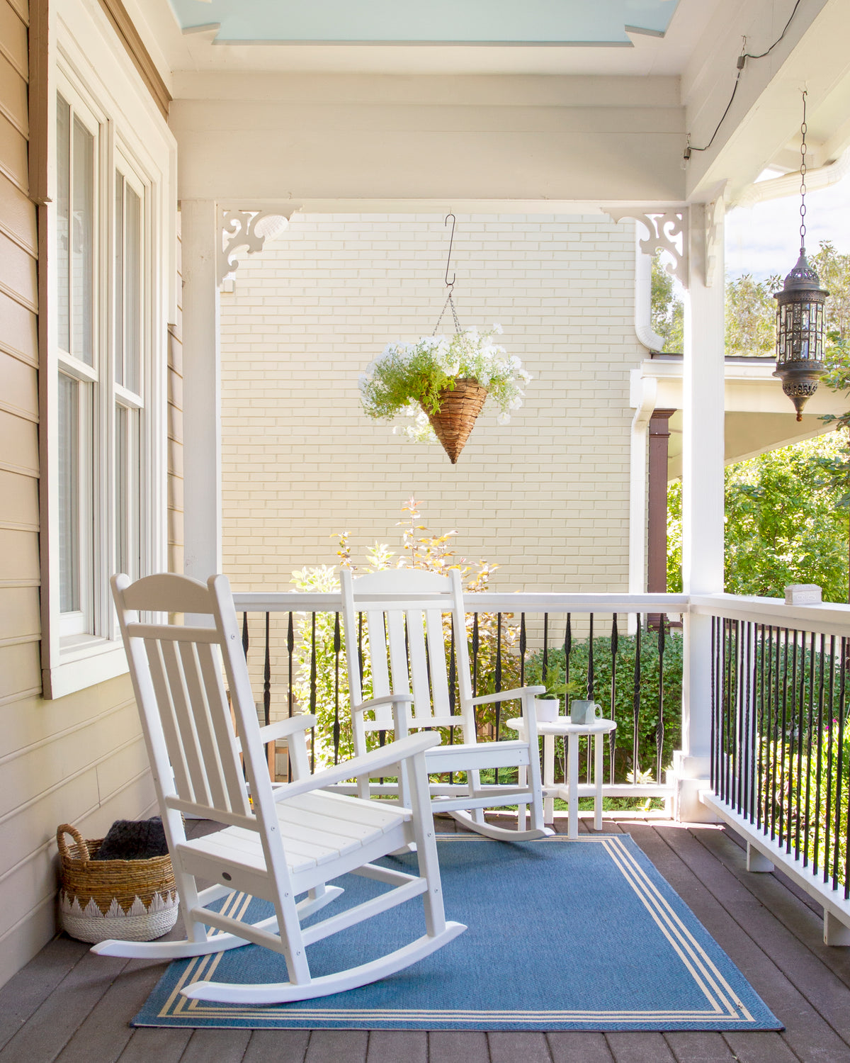 POLYWOOD Presidential 3-Piece Rocker Set with Round Side Table in White in an outdoor setting