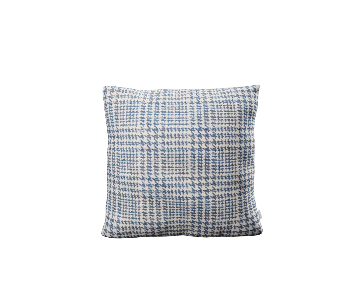 POLYWOOD 16" Outdoor Throw Pillow in Houndstooth Sky Blue