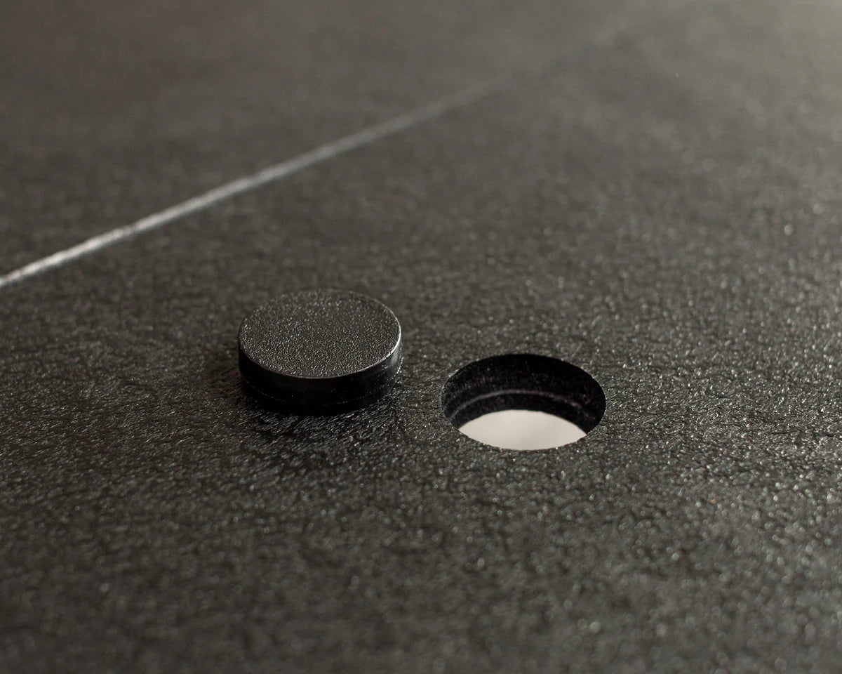 showing umbrella hole can be covered or uncovered on table