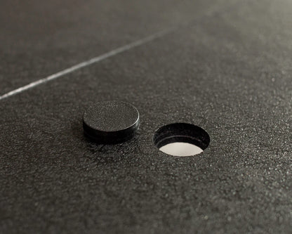 showing umbrella hole can be covered or uncovered on table