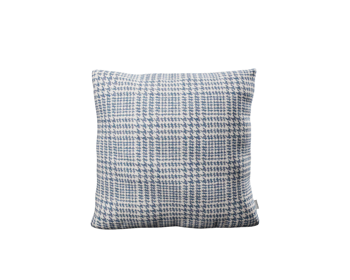 POLYWOOD 18" Outdoor Throw Pillow in Houndstooth Sky Blue